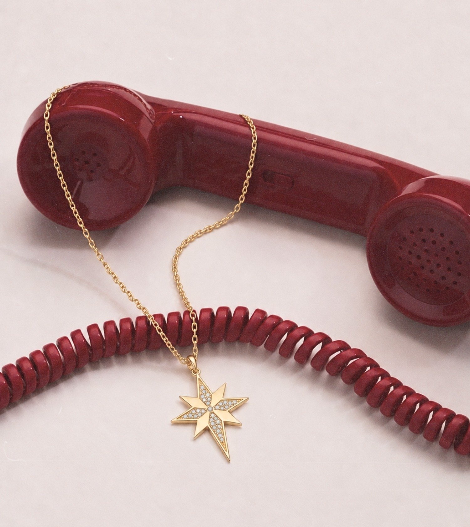 Bordo telefon üzerinde Kuzey Yıldızı kolye
