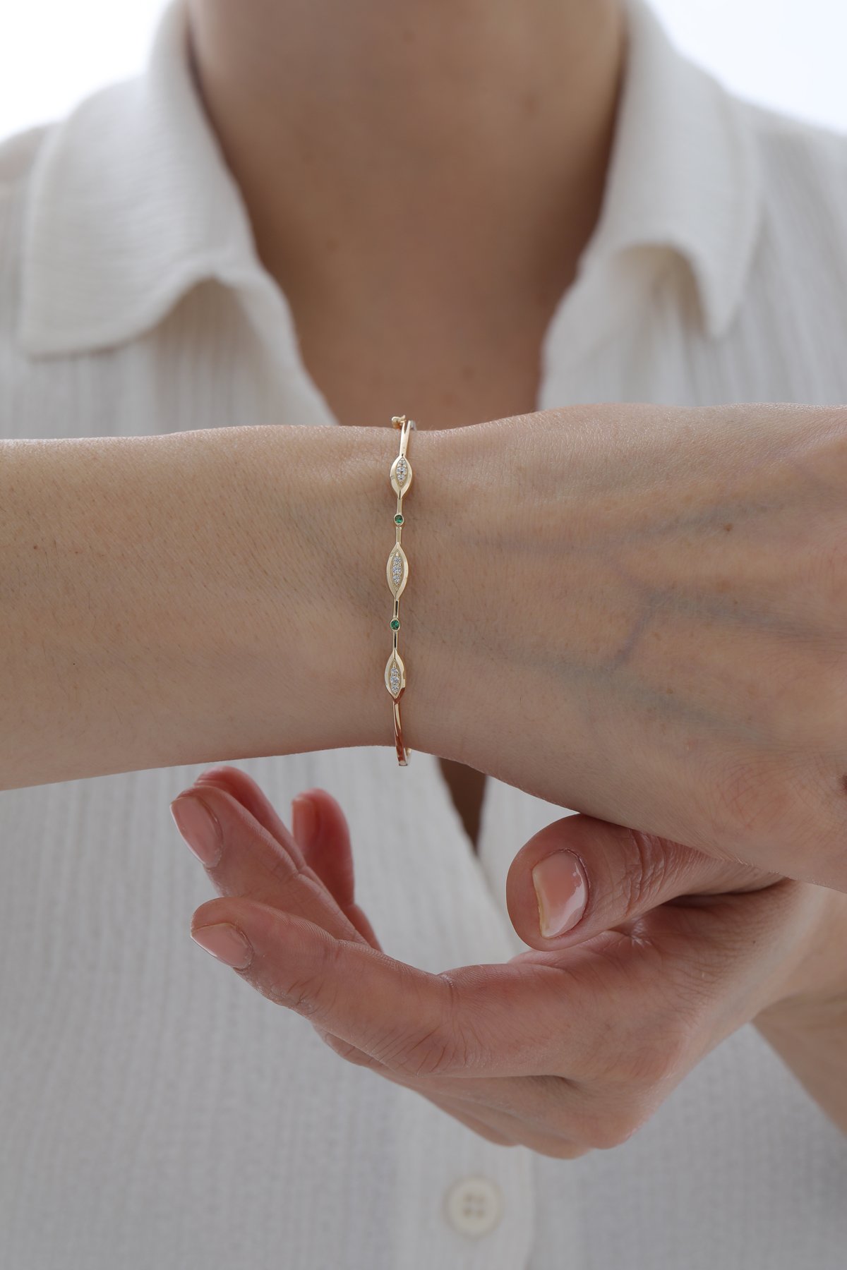 Taşlı Modern Zümrüt Kelepçe - Yavuz Kuyumculuk