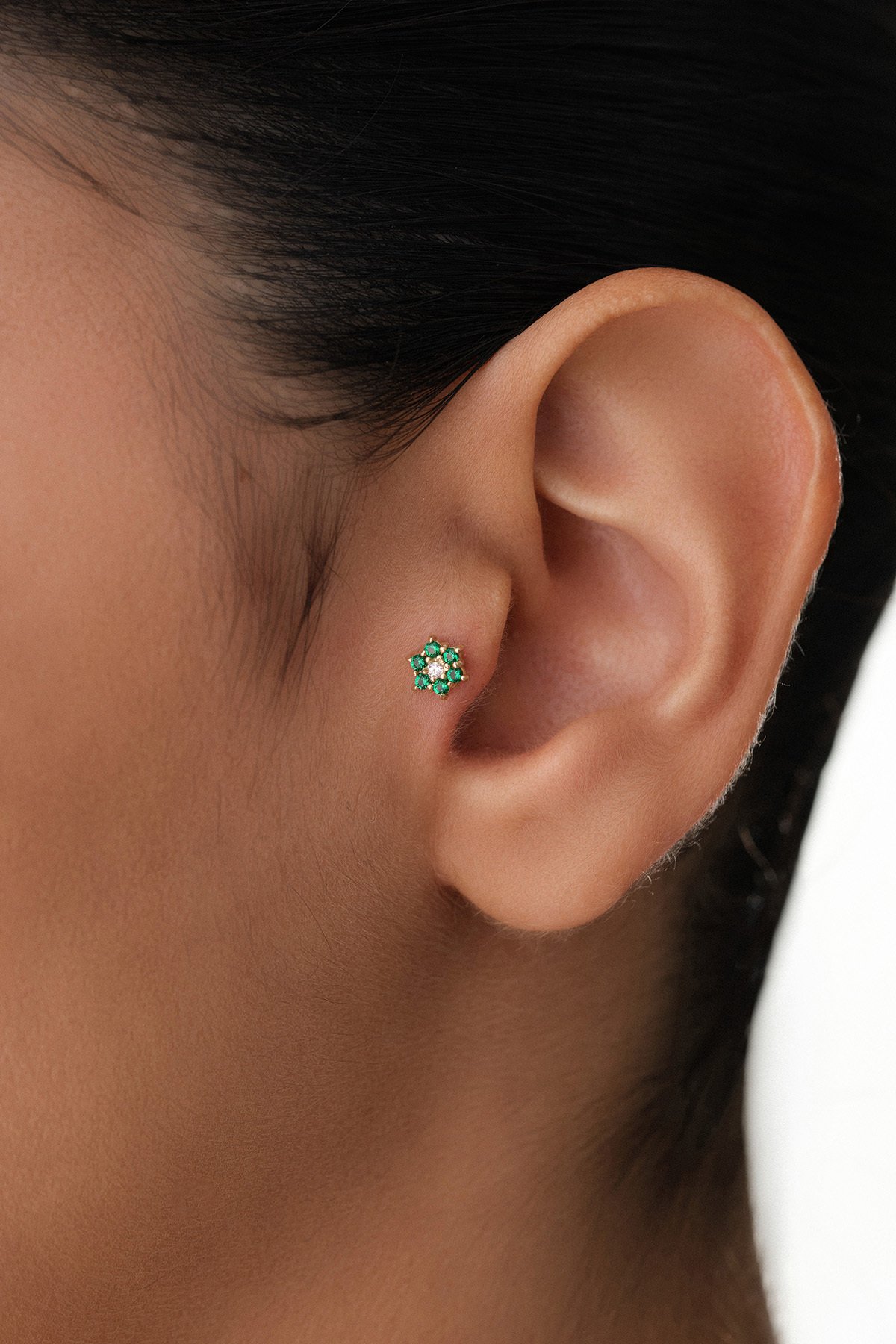 Yeşil Taşlı Çiçek Tragus Piercing - Yavuz Kuyumculuk (1)
