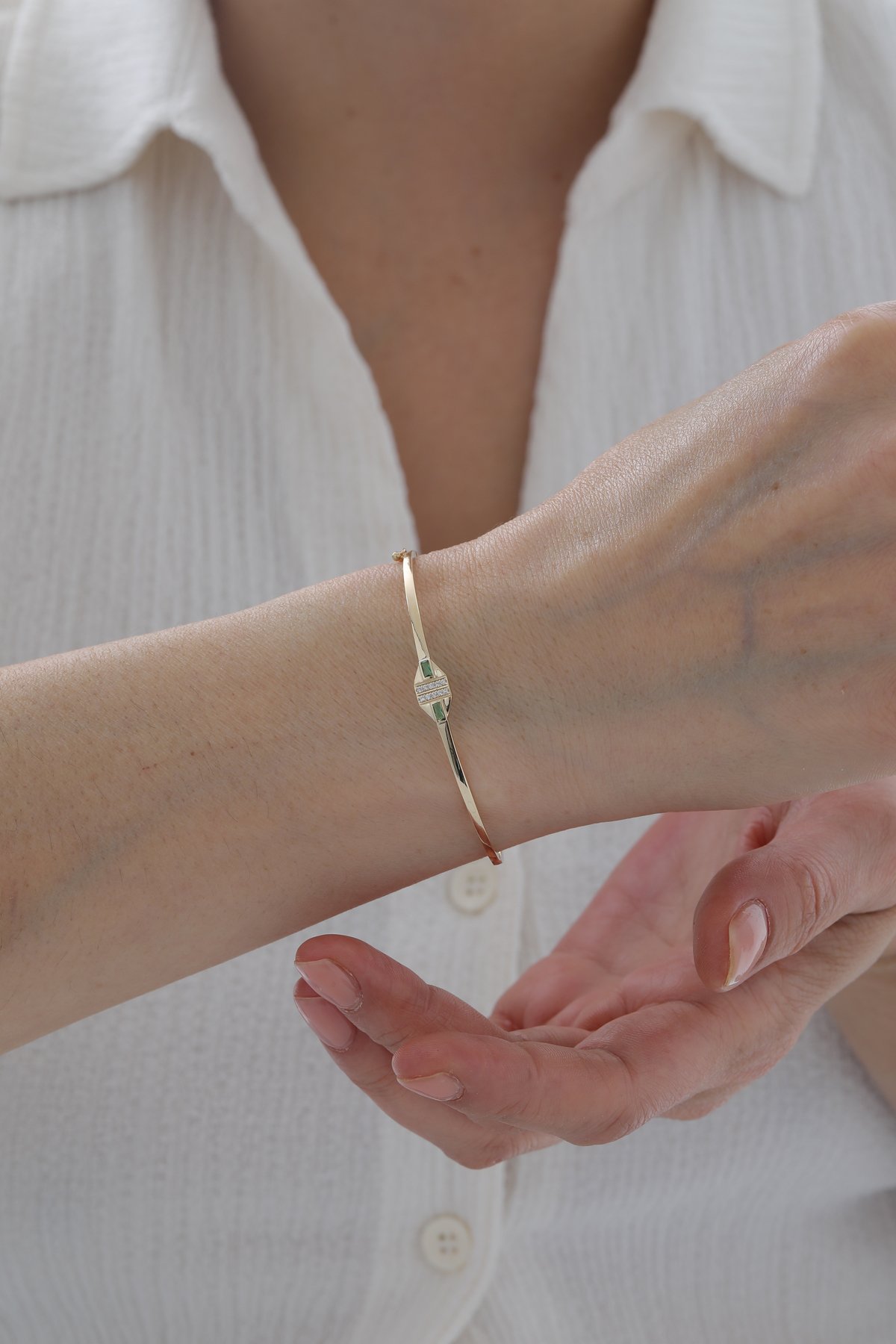 Zümrüt Taşlı Modern Kelepçe - Yavuz Kuyumculuk (1)